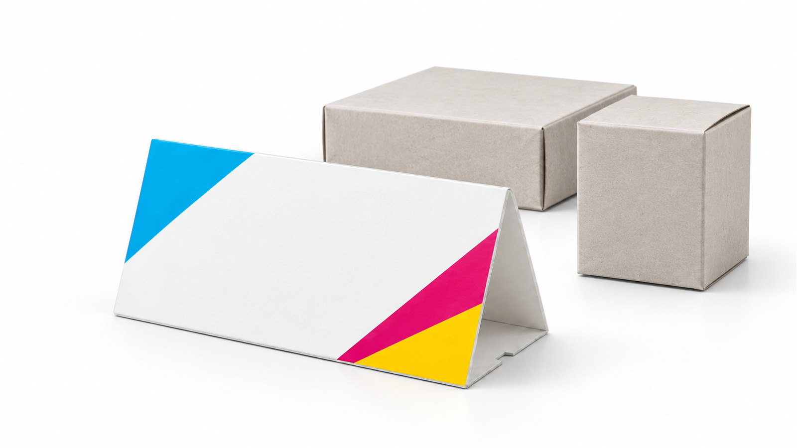 Tischaufsteller im CMYK-Design vor neutralen Warenverpackungen