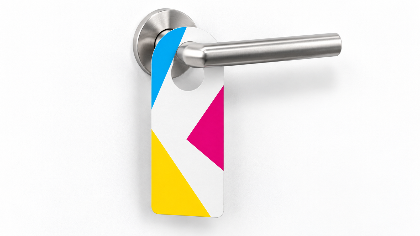 Türhänger im CMYK-Design an einer silbernen Türklinke