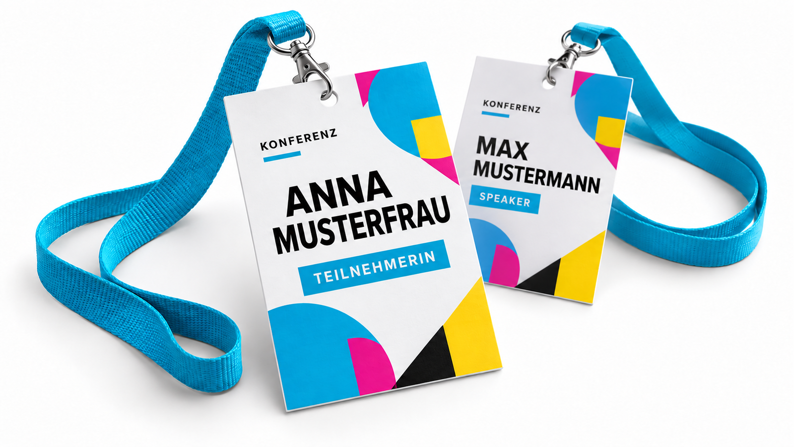Konferenz-Namensbadges mit Anna Musterfrau und Max Mustermann an cyanfarbenen Lanyards auf weißem Hintergrund